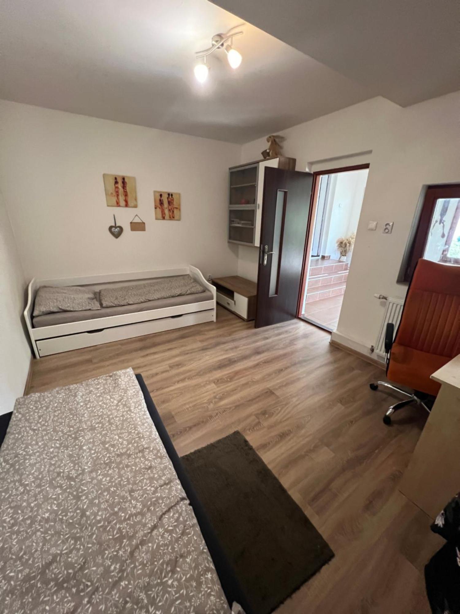 -Self-Check- 4-Bedroom Family House With Heated Tub Levice Dış mekan fotoğraf