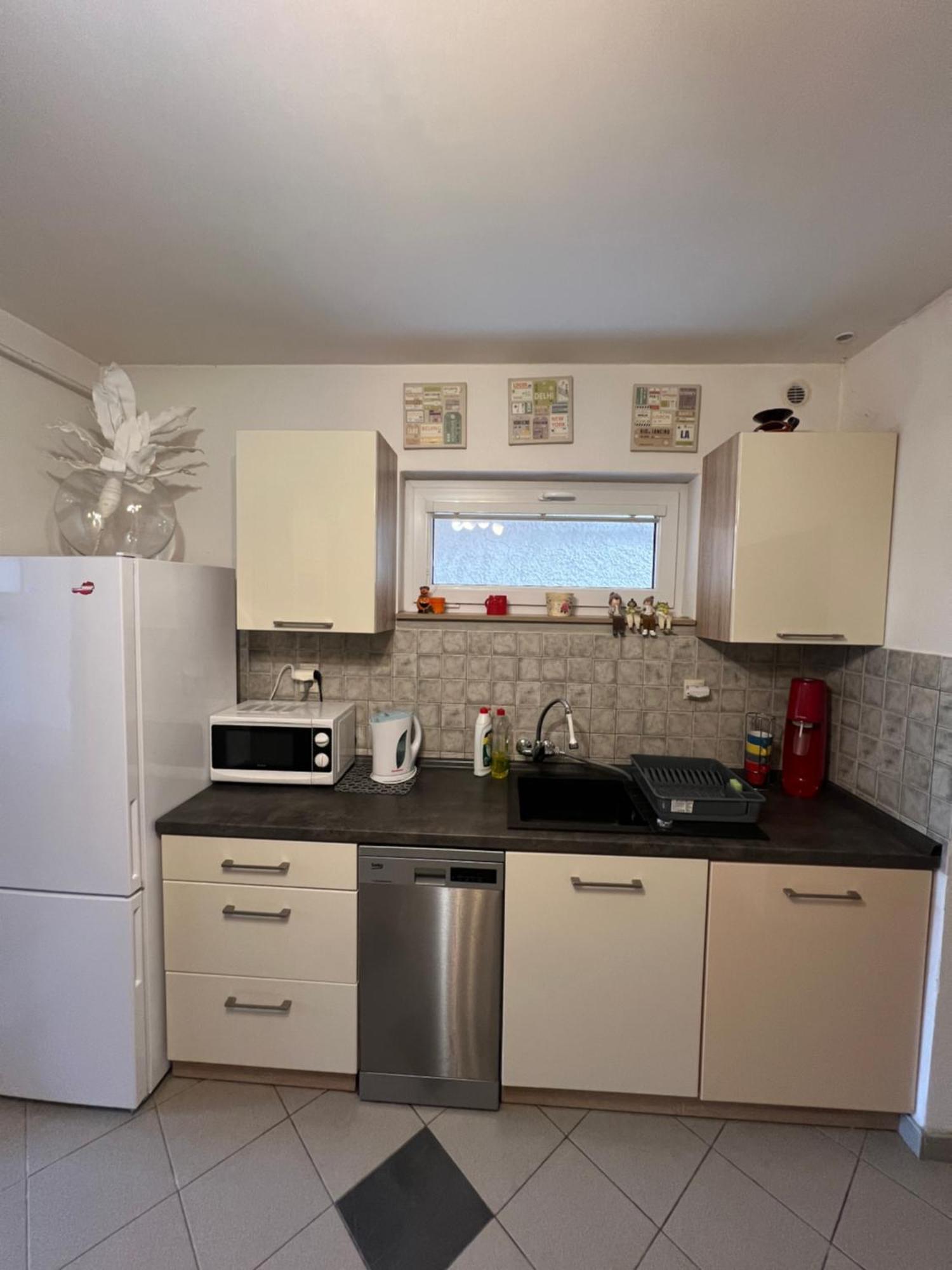-Self-Check- 4-Bedroom Family House With Heated Tub Levice Dış mekan fotoğraf